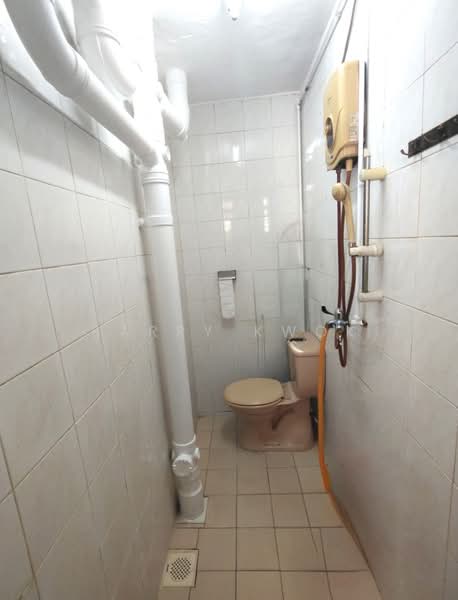 57 Lorong 5 Toa Payoh HDB Flat For Sale at S$ 348,000 | PropertyGuru Singapore - Bathroom