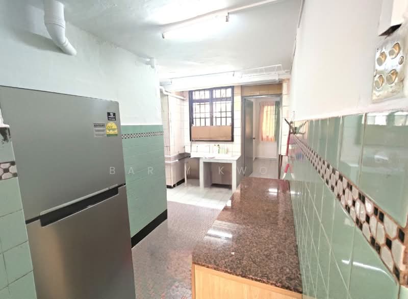 57 Lorong 5 Toa Payoh HDB Flat For Sale at S$ 348,000 | PropertyGuru Singapore - Kitchen