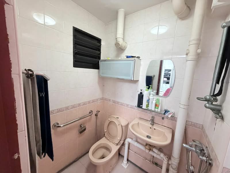 307 Clementi Avenue 4, 307 Clementi Avenue 4, 3 Bedrooms, 990 sqft, HDB Flat For Rent, by WANG YONG SHUI 王永水, 500056318 - Bathroom - PropertyGuru.com.sg