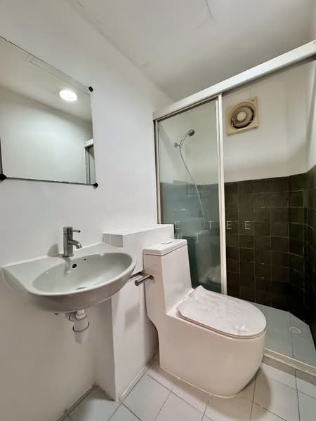Santa Fe Mansions, 2A Margate Road, 3 Bedrooms, 1,076 sqft, Apartment For Rent, by Terence Tee (郑志翔), 500056366 - Common Bathroom - PropertyGuru.com.sg