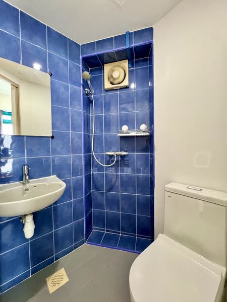 Santa Fe Mansions, 2A Margate Road, 3 Bedrooms, 1,076 sqft, Apartment For Rent, by Terence Tee (郑志翔), 500056366 - Junior Master Bathroom - PropertyGuru.com.sg