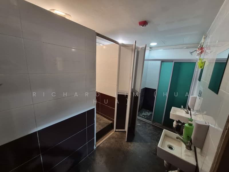 Woodlands Industrial Park E1, Woodlands Industrial Park E1, 5,000 sqft, Factory / Workshop (B2) For Rent, by Richard Lim (Hua Hua), 500056369 - Bathroom - CommercialGuru.com.sg