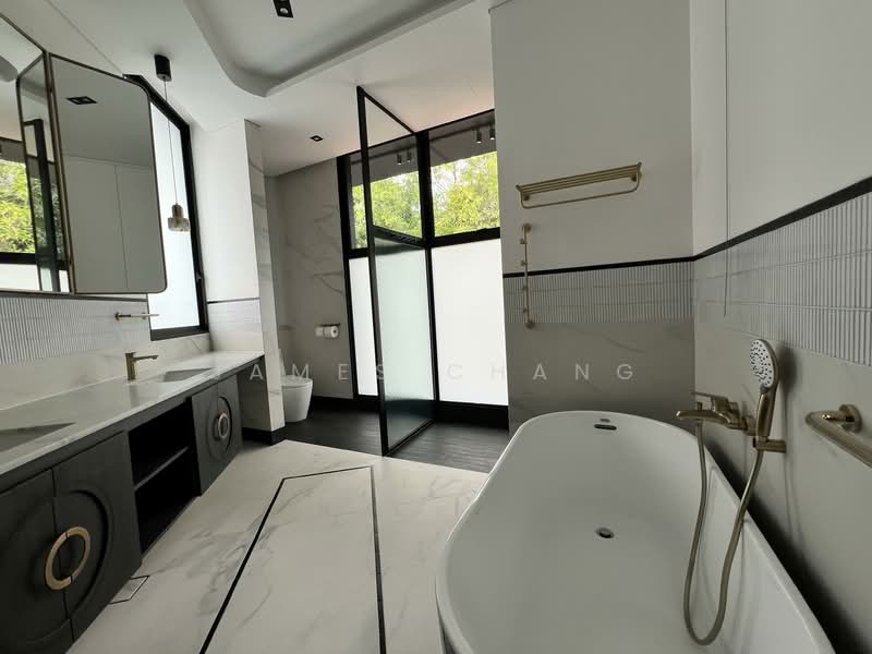 Serangoon Garden Estate, Burghley Drive, 7 Bedrooms, 4,500 sqft, Semi-Detached House For Rent, by James Chang, 500056400 - Bathroom - PropertyGuru.com.sg