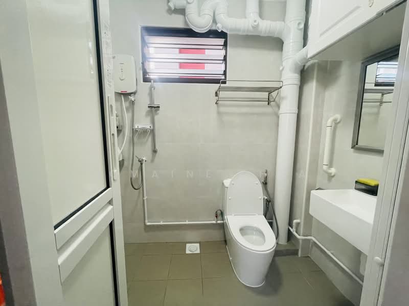 305 Tampines Street 32, 305 Tampines Street 32, 4 Bedrooms, 1,345 sqft, HDB Flat For Sale, by Jomaine Chua, 500056432 - Bathroom - PropertyGuru.com.sg
