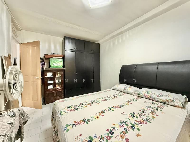212 Tampines Street 23 HDB Flat For Sale at S$ 500,000 | PropertyGuru Singapore - Bedroom