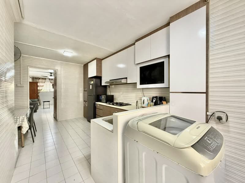 212 Tampines Street 23 HDB Flat For Sale at S$ 500,000 | PropertyGuru Singapore - Kitchen