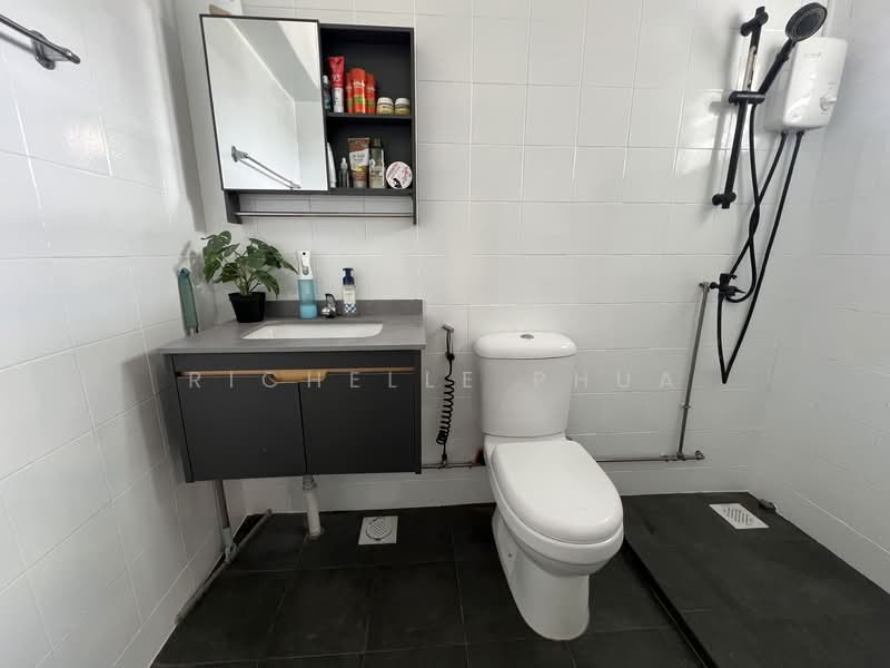 188C Rivervale Drive HDB Flat For Sale at S$ 588,000 | PropertyGuru Singapore - Master Bathroom