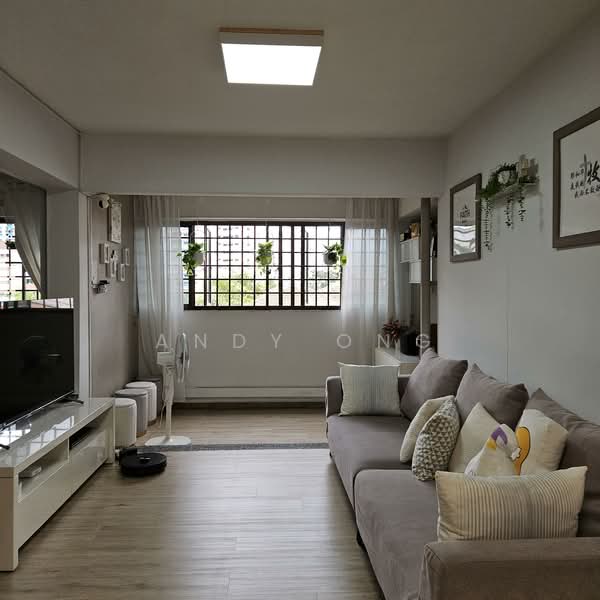 296 Choa Chu Kang Avenue 2 HDB Flat For Sale at S$ 650,000 | PropertyGuru Singapore - Living Room