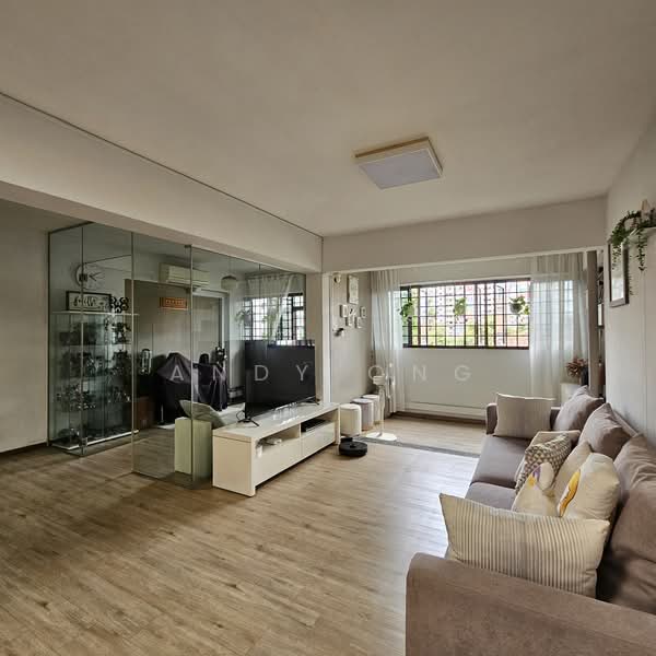 296 Choa Chu Kang Avenue 2 HDB Flat For Sale at S$ 650,000 | PropertyGuru Singapore - Living Room