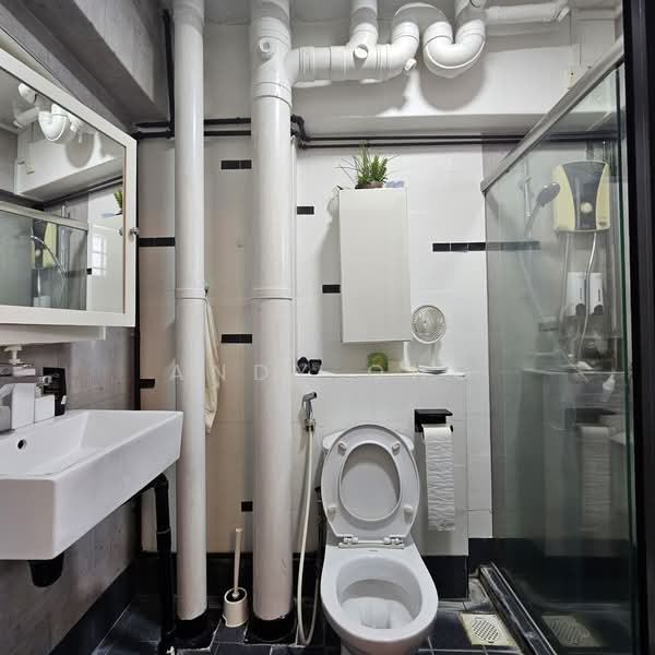 296 Choa Chu Kang Avenue 2 HDB Flat For Sale at S$ 650,000 | PropertyGuru Singapore - Master Bathroom