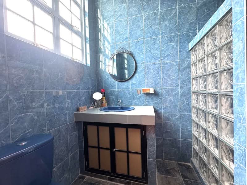 Freehold Semi-Detached ✧ 1 km to CHIJ St Nicholas Semi-Detached House For Sale at S$ 6,200,000 | PropertyGuru Singapore - Bathroom