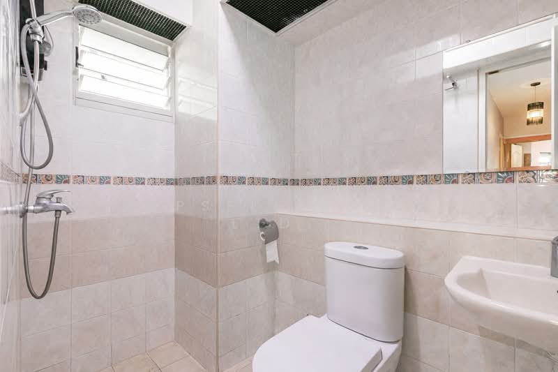 386 Bukit Batok West Avenue 5 HDB Flat For Sale at S$ 558,888 | PropertyGuru Singapore - Bathroom