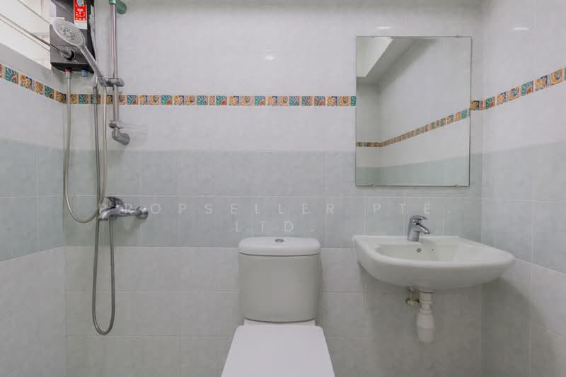386 Bukit Batok West Avenue 5 HDB Flat For Sale at S$ 558,888 | PropertyGuru Singapore - Bathroom