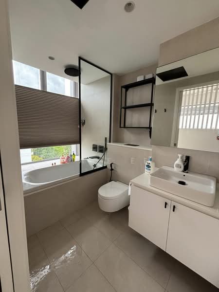 Signature at Lewis, 1 Lewis Road, 2 Bedrooms, 980 sqft, Condominium For Rent, by Jane Ee, 500056562 - Master Bathroom - PropertyGuru.com.sg