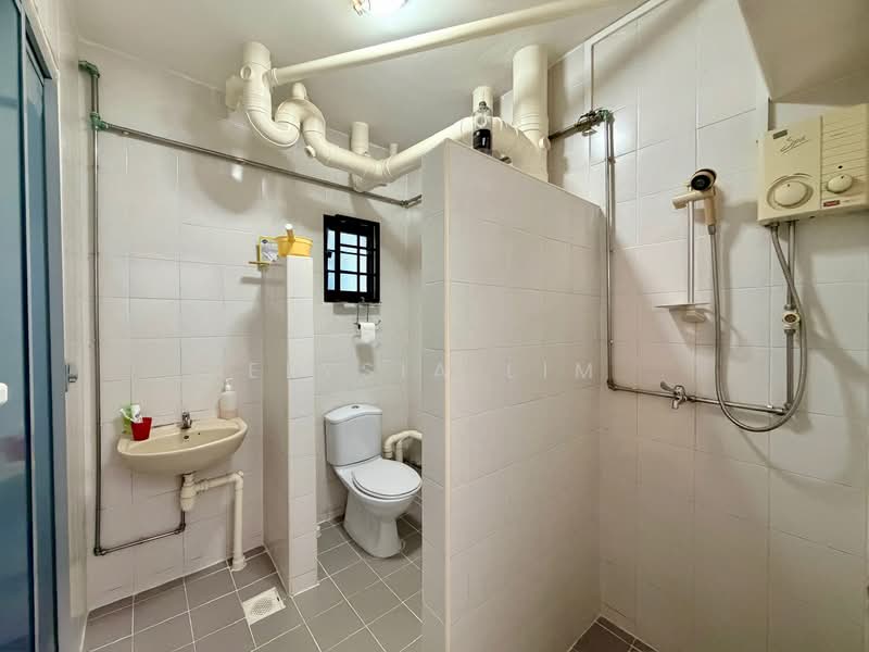 633 Choa Chu Kang North 6, 633 Choa Chu Kang North 6, 3 Bedrooms, 1,367 sqft, HDB Flat For Sale, by Elysia Lim, 500056586 - Bathroom - PropertyGuru.com.sg