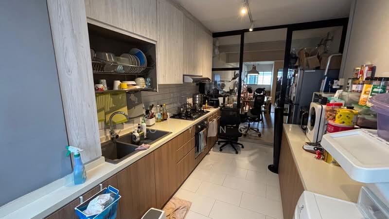 240 Hougang Street 22 HDB Flat For Sale at S$ 645,000 | PropertyGuru Singapore - Kitchen