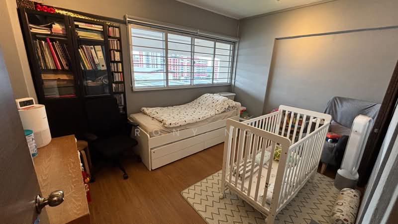240 Hougang Street 22 HDB Flat For Sale at S$ 645,000 | PropertyGuru Singapore - Bedroom
