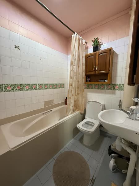 539 Serangoon North Avenue 4 HDB Flat For Sale at S$ 995,000 | PropertyGuru Singapore - Common Bathroom 1