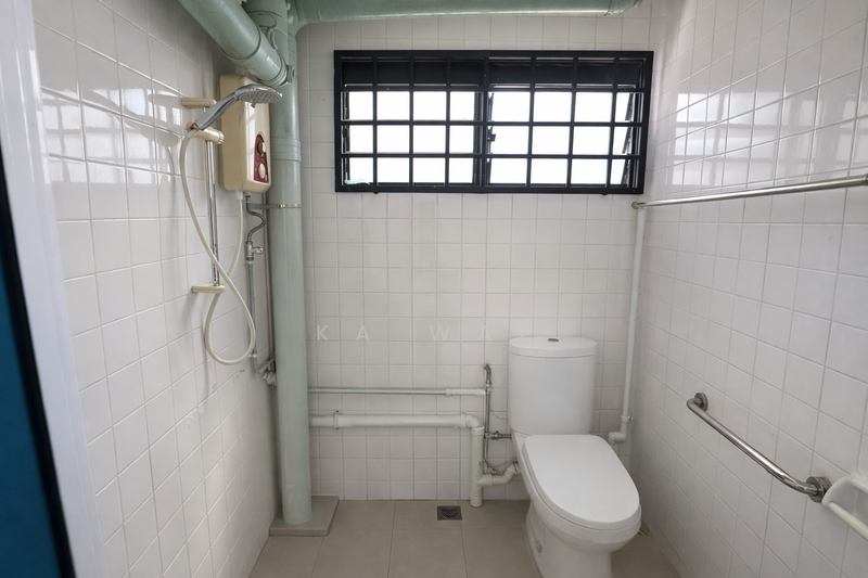 313 Bukit Batok Street 32 HDB Flat For Sale at S$ 420,000 | PropertyGuru Singapore - Bathroom