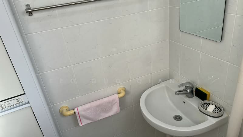 825 Tampines Street 81, 825 Tampines Street 81, Room Rental, 200 sqft, HDB Flat For Rent, by Teo Guo Qiang, 500056712 - Bathroom - PropertyGuru.com.sg