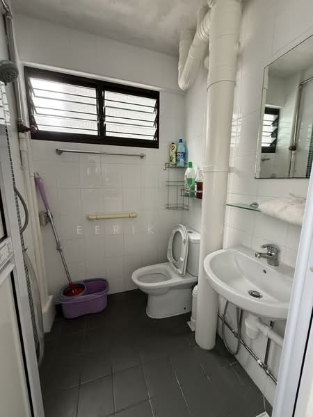 148 Yishun Street 11 HDB Flat For Sale at S$ 450,000 | PropertyGuru Singapore - Bathroom