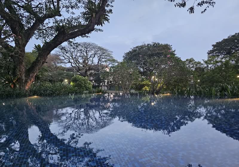 River Modern Condominium For Sale at S$ 4,588,000 | PropertyGuru Singapore - Sample view - infinity pool view of park