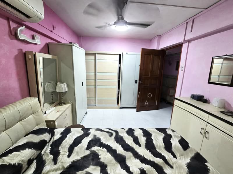 248 Hougang Avenue 3 HDB Flat For Sale at S$ 450,000 | PropertyGuru Singapore - Master Room Pic 1