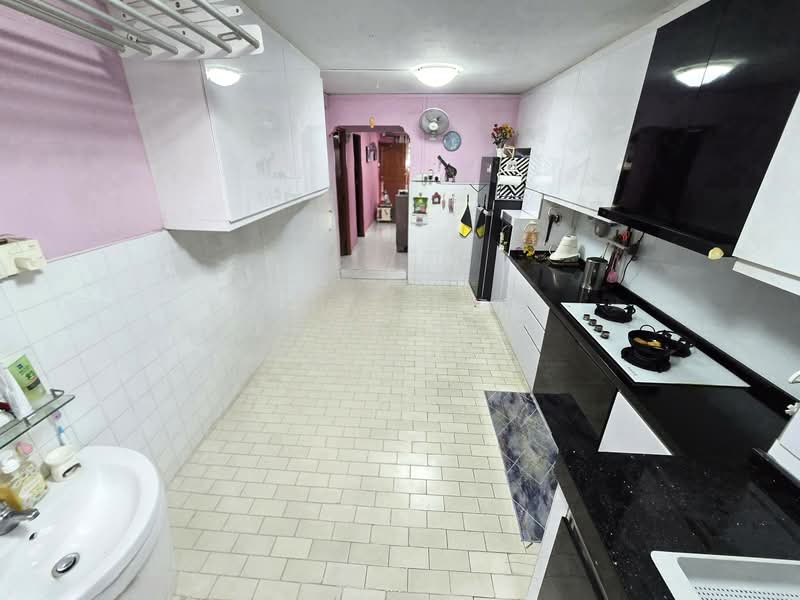 248 Hougang Avenue 3 HDB Flat For Sale at S$ 450,000 | PropertyGuru Singapore - Kitchen View 2
