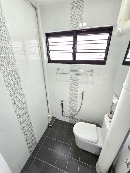 248 Hougang Avenue 3 HDB Flat For Sale at S$ 450,000 | PropertyGuru Singapore - Common Toilet