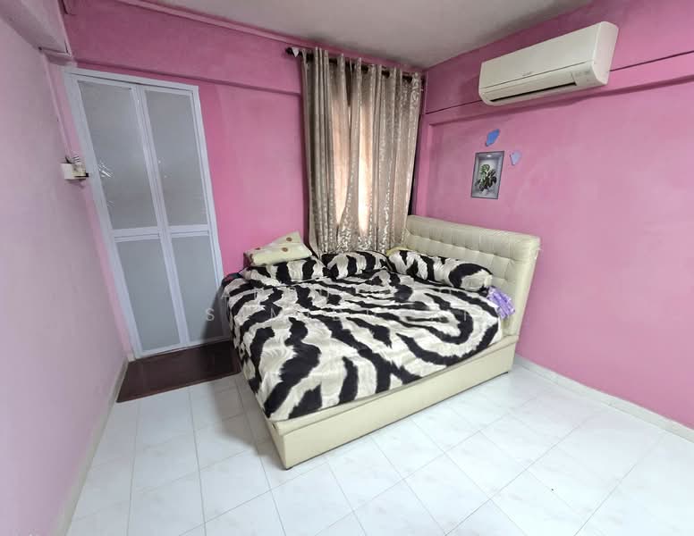 248 Hougang Avenue 3 HDB Flat For Sale at S$ 450,000 | PropertyGuru Singapore - Master Room Pic 2