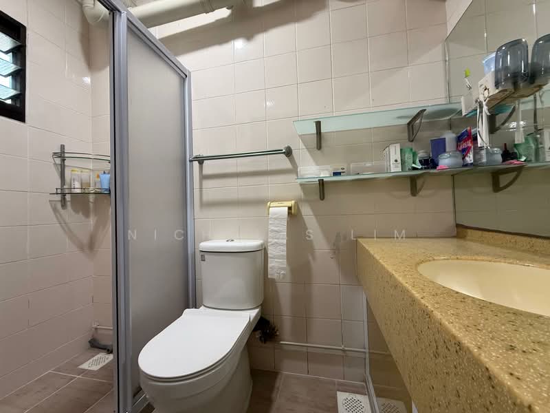 316 Sembawang Vista HDB Flat For Sale at S$ 699,000 | PropertyGuru Singapore - Bathroom