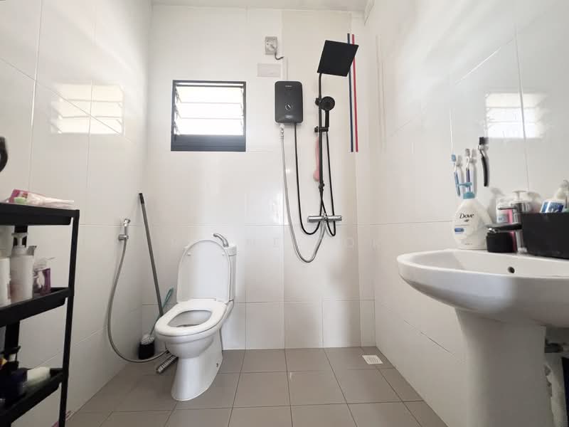 468B Bukit Batok West Avenue 9 HDB Flat For Sale at S$ 550,000 | PropertyGuru Singapore - Bathroom