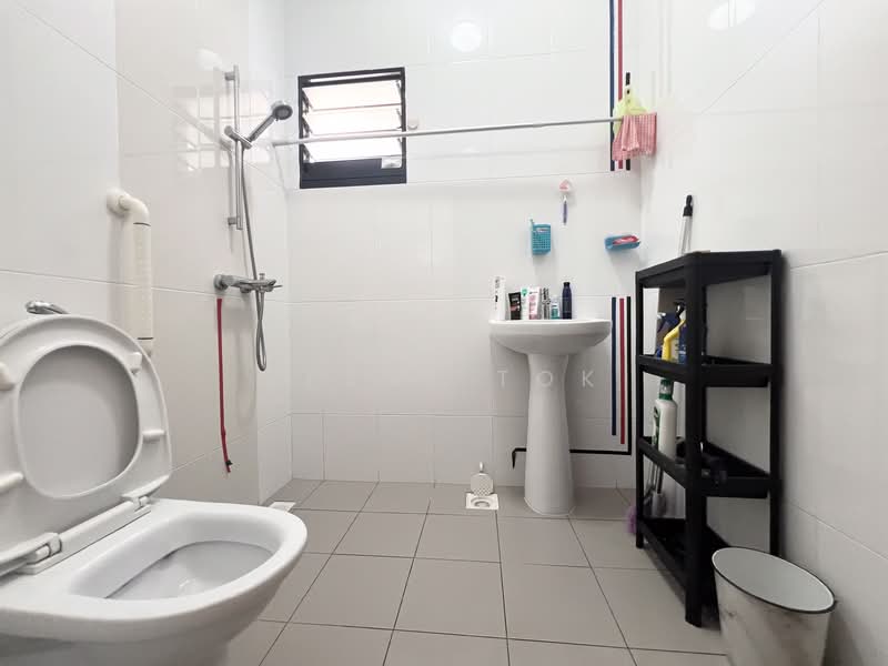468B Bukit Batok West Avenue 9 HDB Flat For Sale at S$ 550,000 | PropertyGuru Singapore - Bathroom
