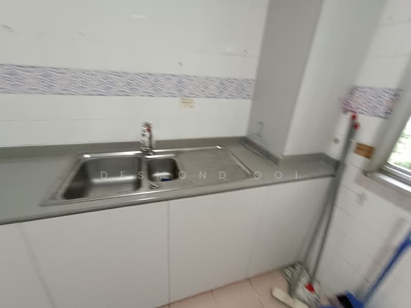 669 Woodlands Ring Road HDB Flat For Sale at S$ 580,000 | PropertyGuru Singapore - Kitchen