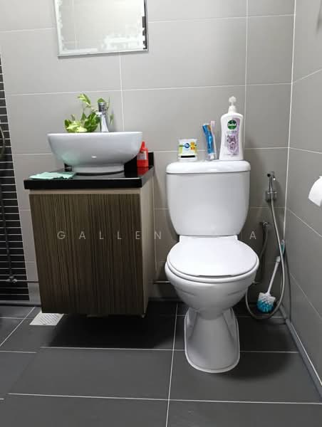 331 Woodlands Avenue 1 HDB Flat For Sale at S$ 1,100,000 | PropertyGuru Singapore - Bathroom