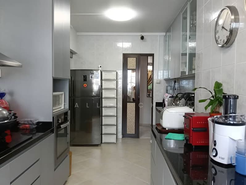 331 Woodlands Avenue 1 HDB Flat For Sale at S$ 1,100,000 | PropertyGuru Singapore - Kitchen