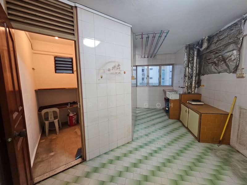 319 Jurong East Street 31 HDB Flat For Sale at S$ 578,000 | PropertyGuru Singapore - Kitchen