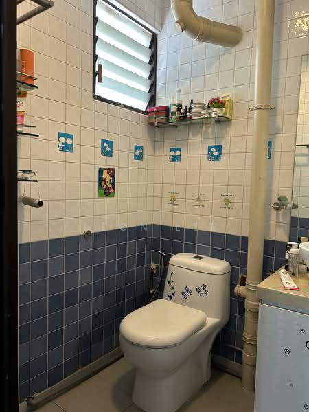 223 Serangoon Avenue 4 HDB Flat For Sale at S$ 488,000 | PropertyGuru Singapore - Bathroom