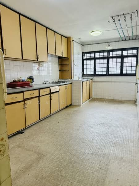 306 Jurong East Street 32 HDB Flat For Sale at S$ 430,000 | PropertyGuru Singapore - Kitchen