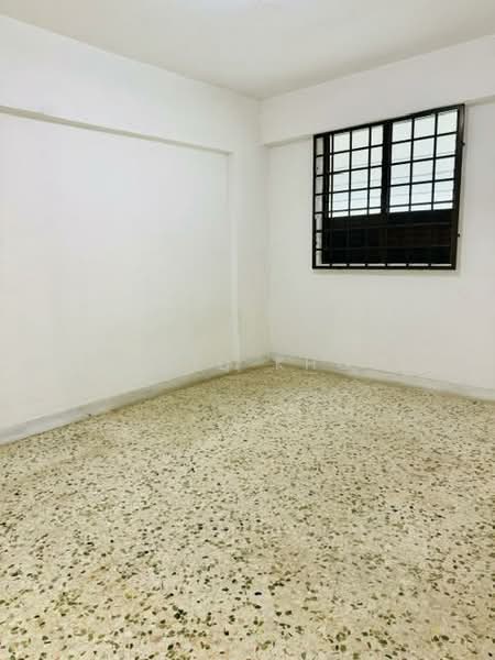 306 Jurong East Street 32 HDB Flat For Sale at S$ 430,000 | PropertyGuru Singapore - Bedroom 2