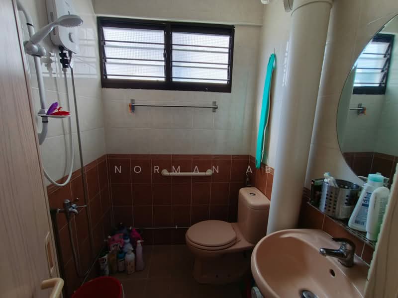 237 Bukit Batok East Avenue 5 HDB Flat For Sale at S$ 428,000 | PropertyGuru Singapore - Bathroom