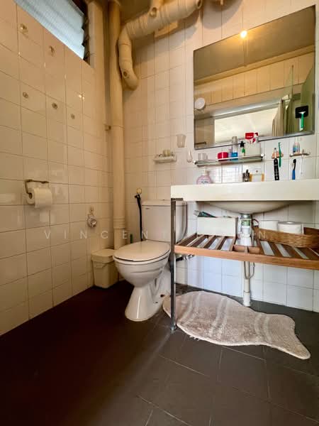 81 Lorong 4 Toa Payoh HDB Flat For Sale at S$ 1,100,000 | PropertyGuru Singapore - Bathroom
