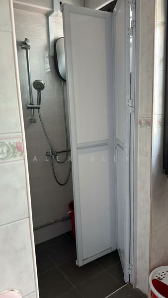 240 Yishun Ring Road, 240 Yishun Ring Road, 3 Bedrooms, 1,323 sqft, HDB Flat For Rent, by Alex Alex, 500057022 - Bathroom - PropertyGuru.com.sg