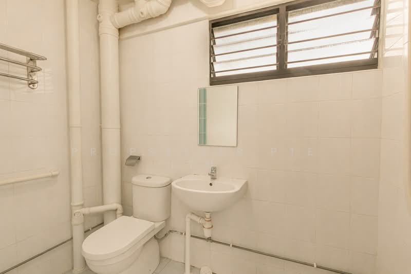325 Bukit Batok Street 33 HDB Flat For Sale at S$ 550,000 | PropertyGuru Singapore - Bathroom