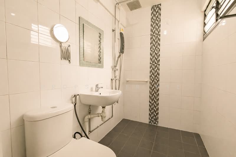 325 Bukit Batok Street 33 HDB Flat For Sale at S$ 550,000 | PropertyGuru Singapore - Bathroom