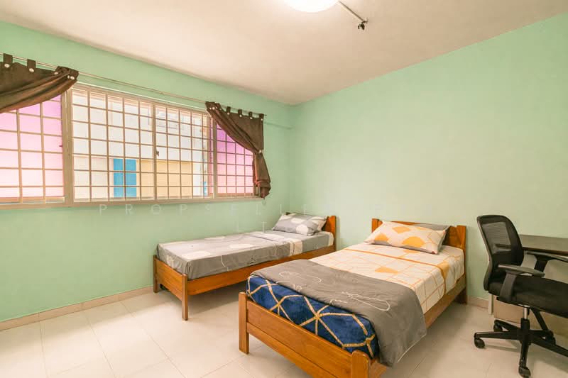 325 Bukit Batok Street 33 HDB Flat For Sale at S$ 550,000 | PropertyGuru Singapore - Bedroom