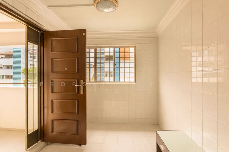 325 Bukit Batok Street 33 HDB Flat For Sale at S$ 550,000 | PropertyGuru Singapore - Entrance