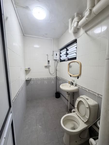 906 Tampines Avenue 4 HDB Flat For Sale at S$ 658,000 | PropertyGuru Singapore - Bathroom