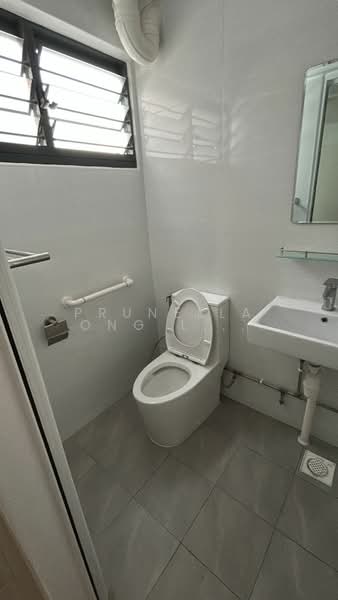 303 Woodlands Street 31, 303 Woodlands Street 31, 2 Bedrooms, 904 sqft, HDB Flat For Rent, by Prunella Ong Lay Foon, 500057166 - Bathroom - PropertyGuru.com.sg