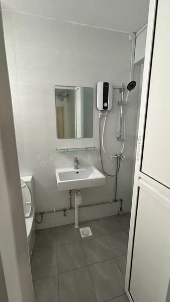 303 Woodlands Street 31, 303 Woodlands Street 31, 2 Bedrooms, 904 sqft, HDB Flat For Rent, by Prunella Ong Lay Foon, 500057166 - Bathroom - PropertyGuru.com.sg
